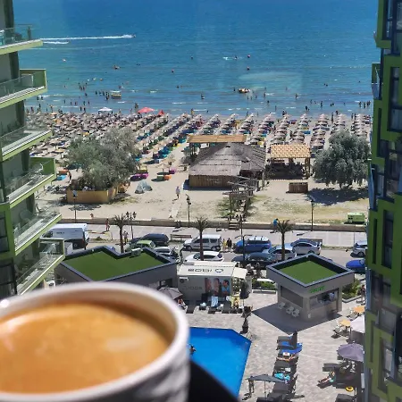 Sunshine Place Pool & Mamaia Nord شقة