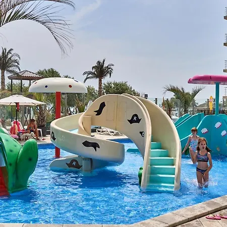 Sunshine Place Pool & Mamaia Nord 3*