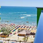 Sunshine Place Pool & Mamaia Nord Apartment