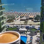 Sunshine Place Pool & Mamaia Nord Apartment