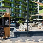 Sunshine Place Pool & Mamaia Nord Apartment