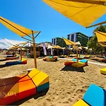 Sunshine Place Pool & Mamaia Nord Apartment