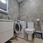 Sunshine Place Pool & Mamaia Nord Apartment