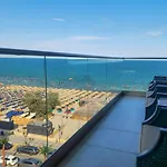 Sunshine Place Pool & Mamaia Nord Apartment 3*