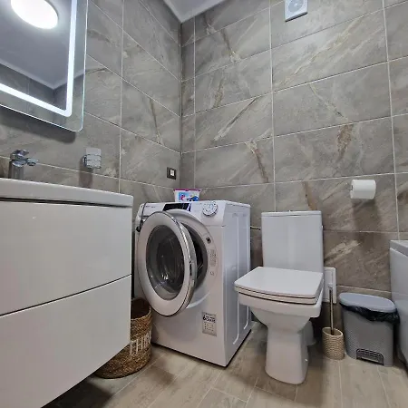 Sunshine Place Pool & Mamaia Nord Apartment