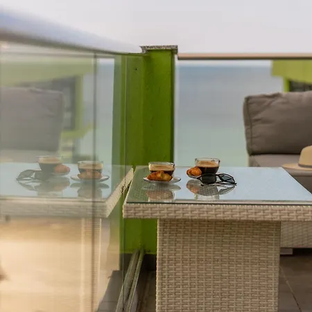 Sunshine Place Pool & Mamaia Nord Apartment *