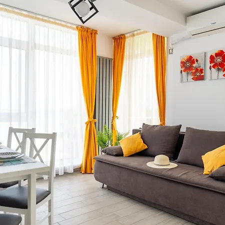 Sunshine Place Pool & Mamaia Nord Apartment *