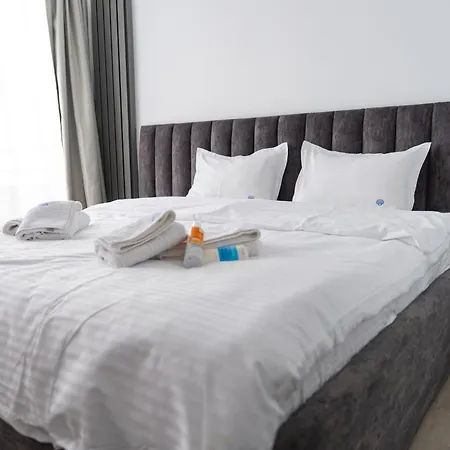 Sunshine Place Pool & Mamaia Nord Apartment *