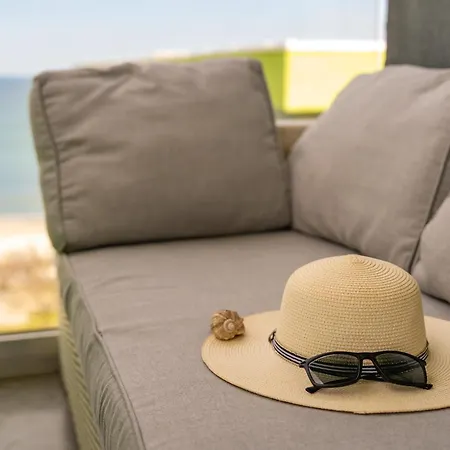 Sunshine Place Pool & Mamaia Nord Apartment *