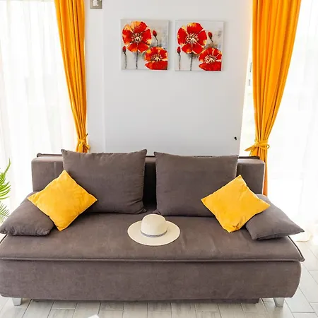 Sunshine Place Pool & Mamaia Nord Apartment