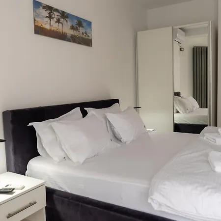 Sunshine Place Pool & Mamaia Nord Apartment *