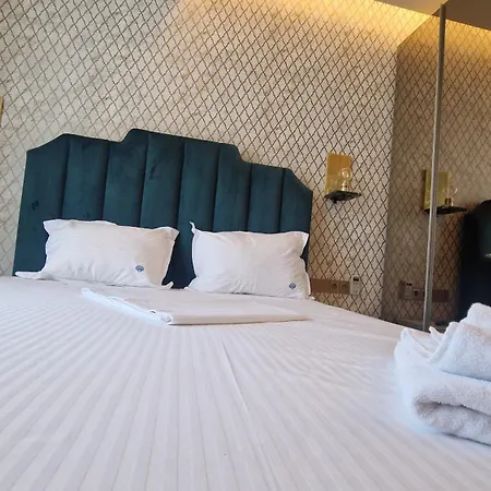 Sunshine Place Pool & Mamaia Nord Apartment *