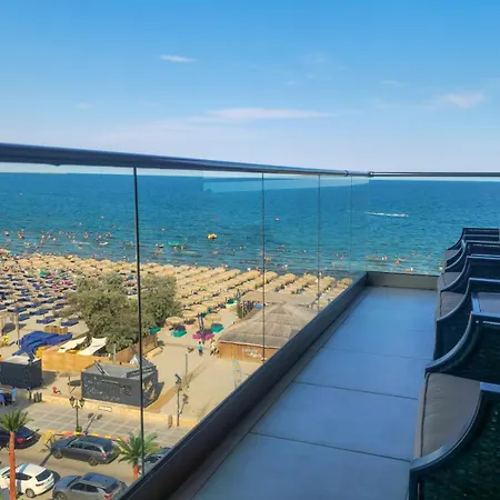 Sunshine Place Pool & Mamaia Nord Apartment *