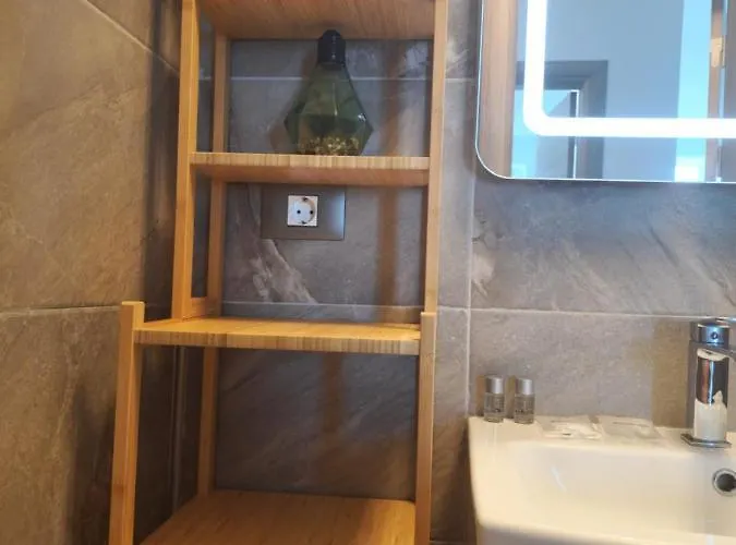 Sunshine Place Pool & Mamaia Nord Apartman