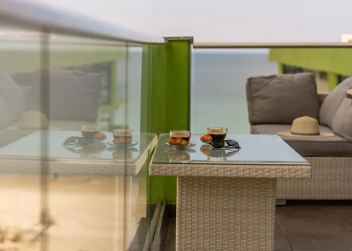 Sunshine Place Pool & Mamaia Nord Apartman 3*