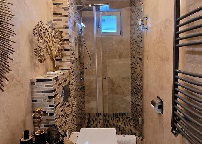 Sunshine Place Pool & Mamaia Nord Apartman