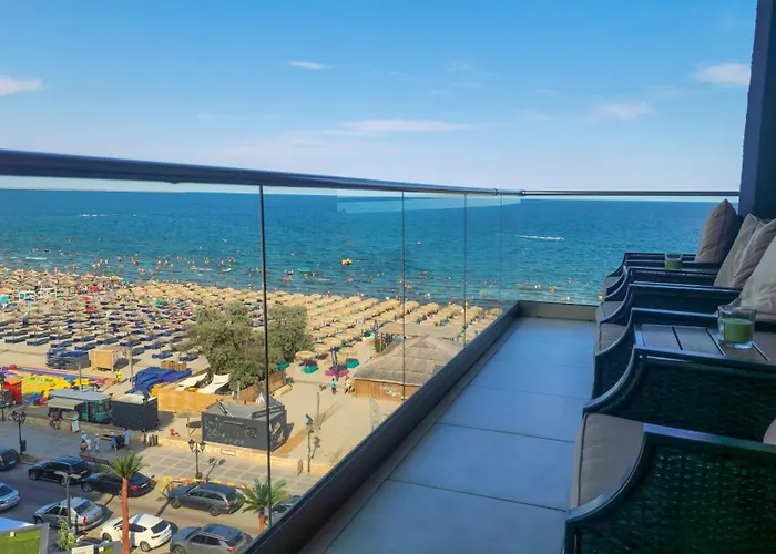 Sunshine Place Pool & Mamaia Nord Apartman 3*